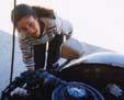 Virginie, les mains dans le moteur